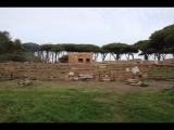 02142 ostia - regio ii - insula viii - quattro tempietti (ii,viii,2) - gesehen von der decumanus maximus - 01-2024.jpg